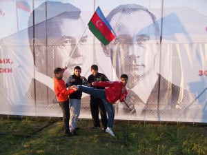 Jugendliche vor Porträt von Medwedew und Putin am Seliger-See