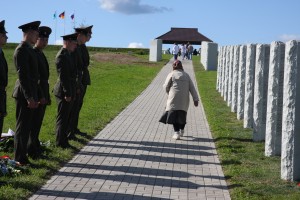 russische babuschka auf dem deutschen friedhof in duchowschina, links russische soldaten, rechts gedenksteine